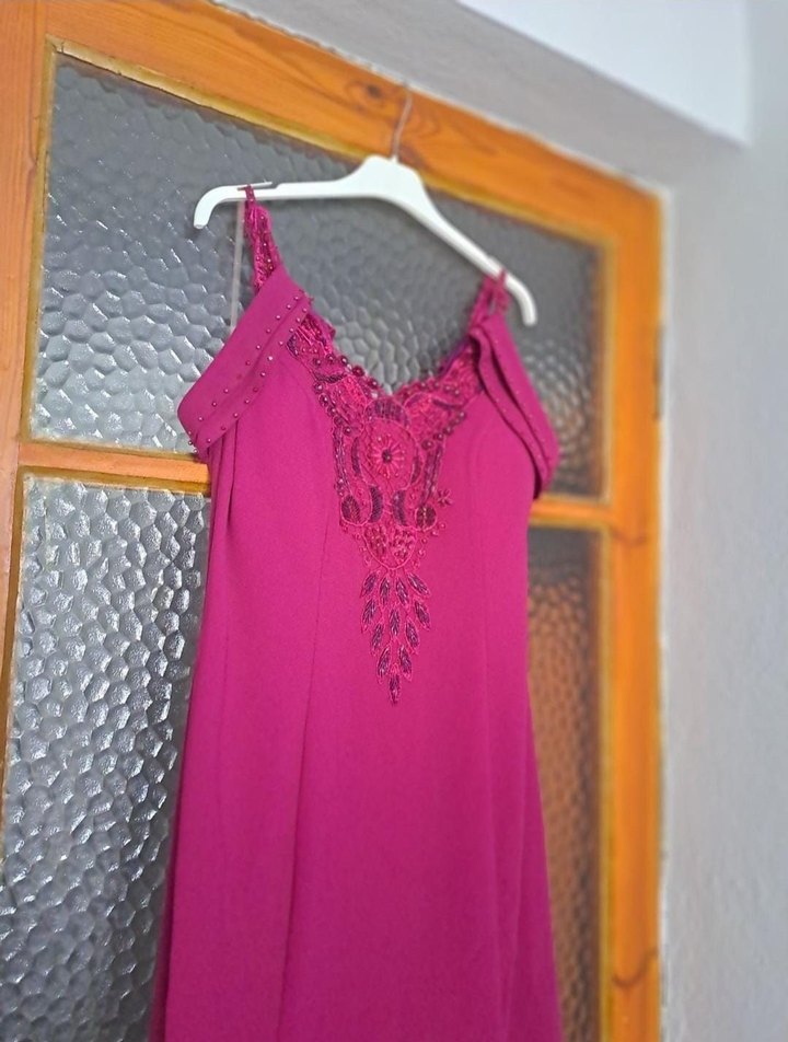 Fuşya Düşük Omuzlu Nakışlı Uzun Kadın Elbise - Görsel 3