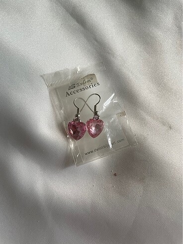 Pembe kalpli küpe