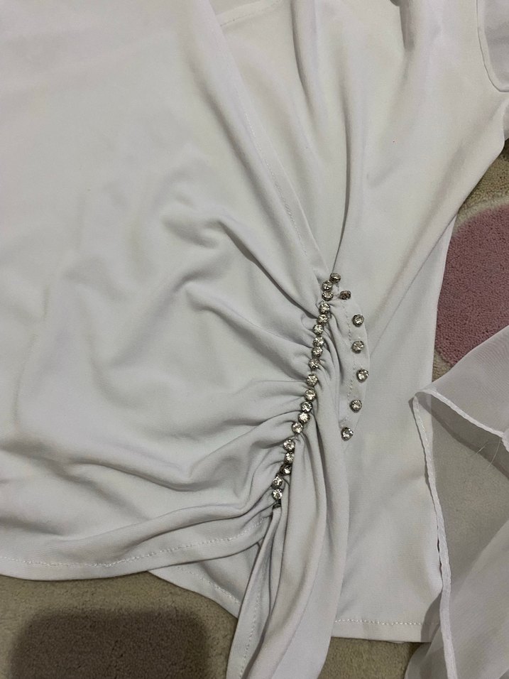 Drapeli V Yakalı Beyaz Kadın Bluz - Görsel 2