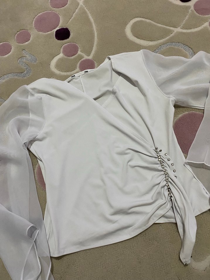 Drapeli V Yakalı Beyaz Kadın Bluz - Görsel 4