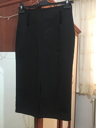 Siyah kalem etek ön kısmında yırtmaç vardır çok şık duruyo