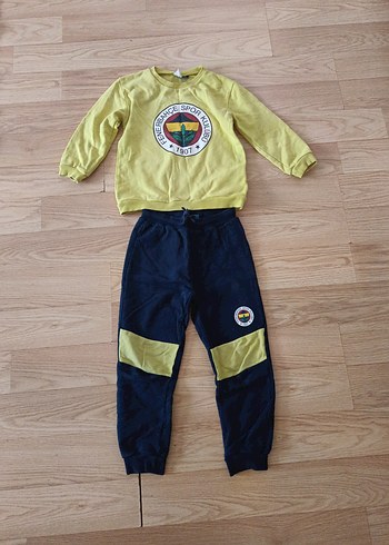 Sarı Sweatshirt ve Siyah Eşofman Altı Takım