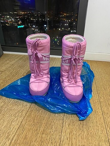 Moon boot