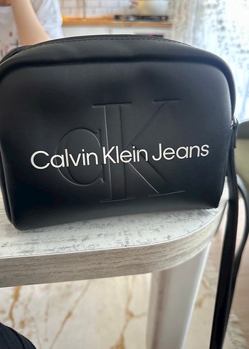 Calvin Klein Jeans Siyah Deri Kadın Omuz Çantası