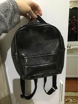 Siyah simli sırt çantası