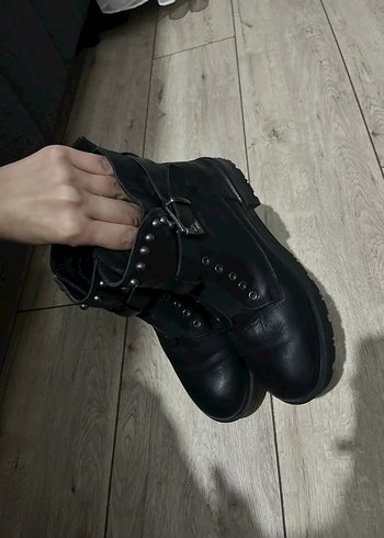 Siyah Deri Tokalı Topuklu Bot - Görsel 2