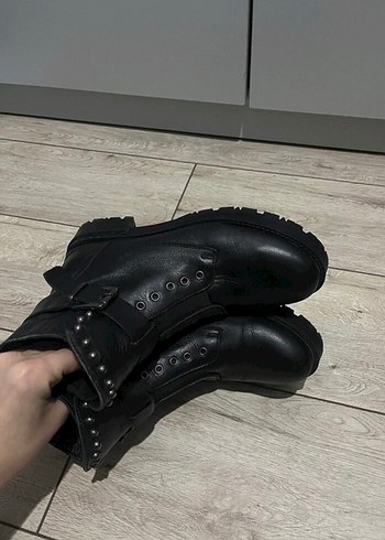 Siyah Deri Tokalı Topuklu Bot - Görsel 7