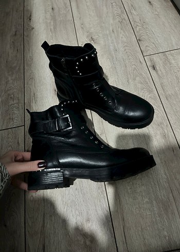 Siyah Deri Tokalı Topuklu Bot - Görsel 4