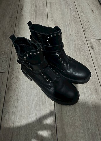 Siyah Deri Tokalı Topuklu Bot - Görsel 3