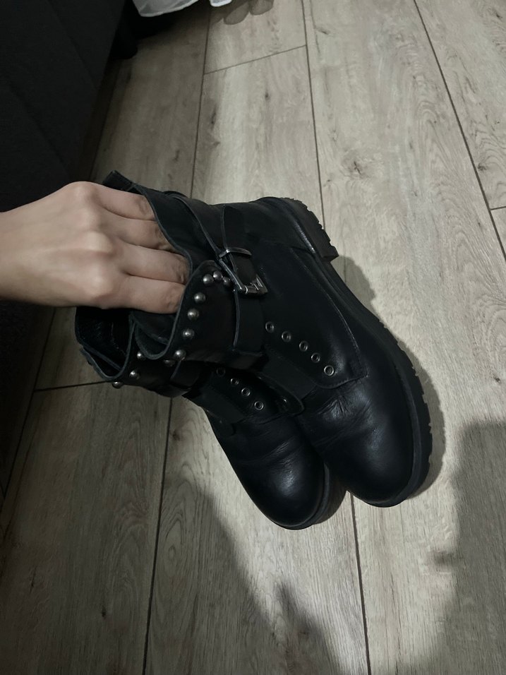 Siyah Deri Tokalı Topuklu Bot - Görsel 2