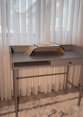 İkea Minimalist Gri Calisma Masasi