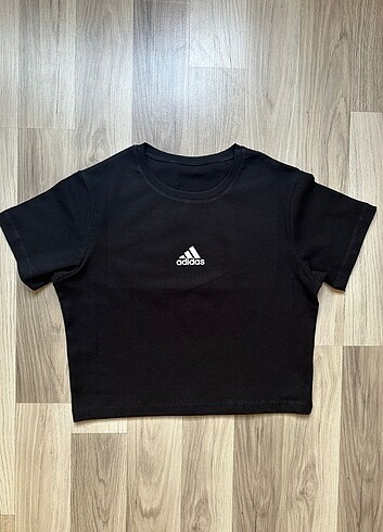 ADİDAS crop BEDENLER MEVCUTTUR 