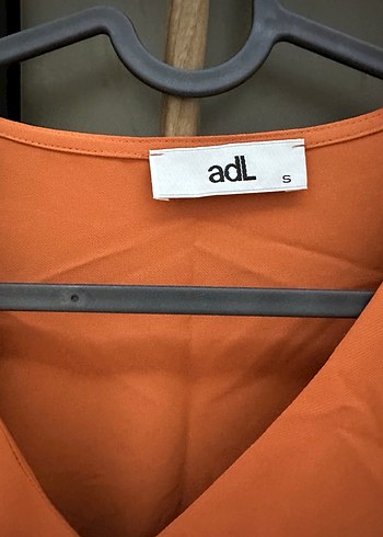 Kadın yanık turuncu renk V Yakalı Fırfırlı Bluz - Görsel 2