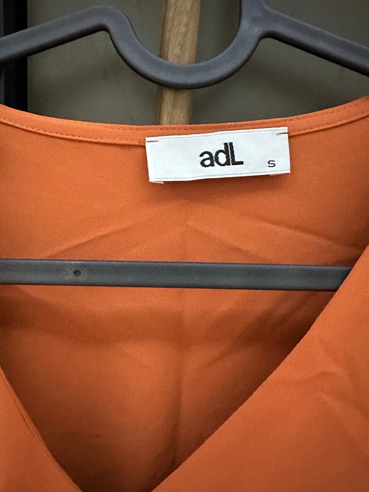 Kadın yanık turuncu renk V Yakalı Fırfırlı Bluz - Görsel 2