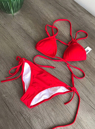 Kırmızı bikini