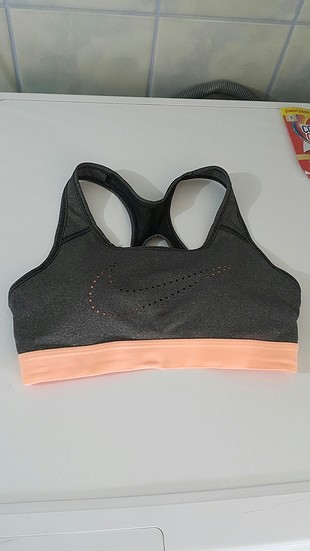 nike orjinal XS spor büstiyeri beden uymadığı için hiç kullanılm