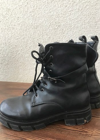 Diğer Siyah Deri Bot