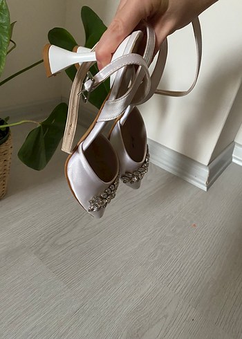 Nine West Beyaz Taş Detaylı Tokalı Yüksek Topuklu Kadın Ayakkabı