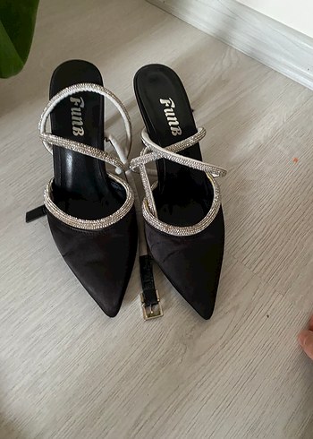 Nine West Siyah Parlak Yılan Desenli Stiletto Topuklu Kadın Ayakkabı
