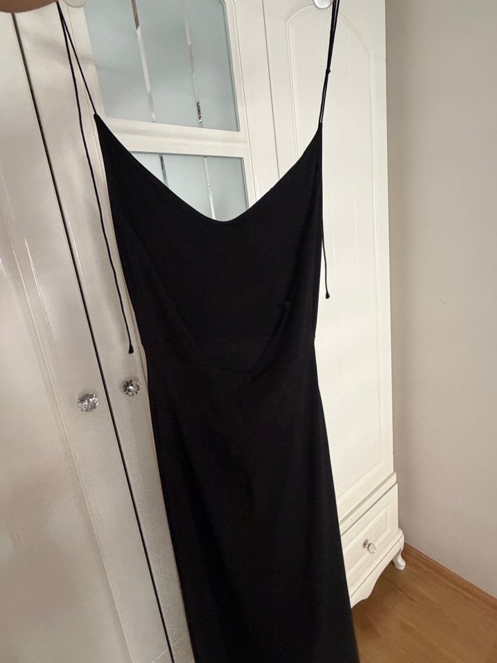 Siyah Uzun V Yaka İnce Askılı Elbise - Görsel 2