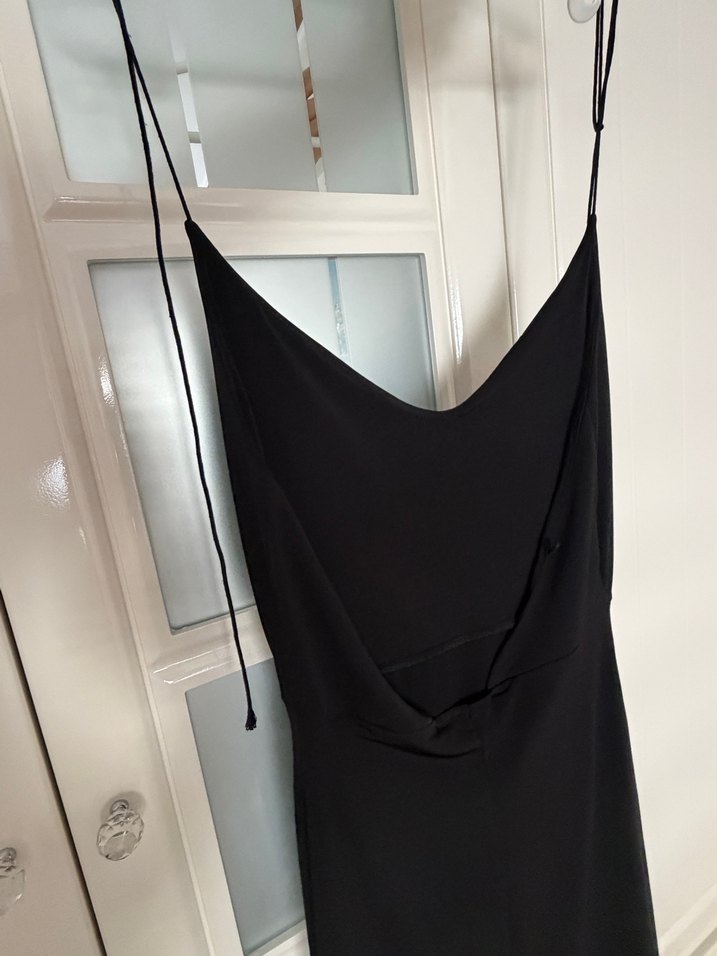 Siyah Uzun V Yaka İnce Askılı Elbise - Görsel 3