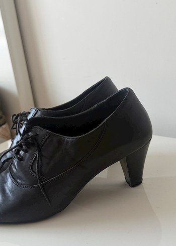 Siyah Deri Bağcıklı Topuklu Klasik Kadın Ayakkabı - Görsel 3