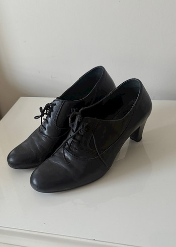 Siyah Deri Bağcıklı Topuklu Klasik Kadın Ayakkabı - Görsel 2