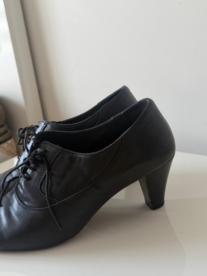 Siyah Deri Bağcıklı Topuklu Klasik Kadın Ayakkabı - Görsel 3