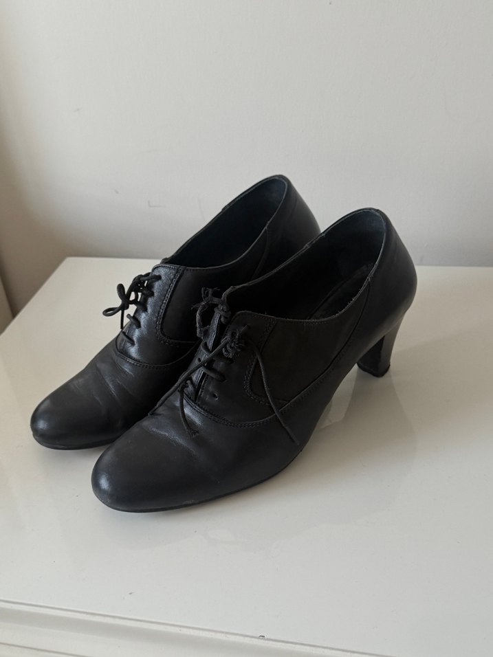 Siyah Deri Bağcıklı Topuklu Klasik Kadın Ayakkabı - Görsel 2