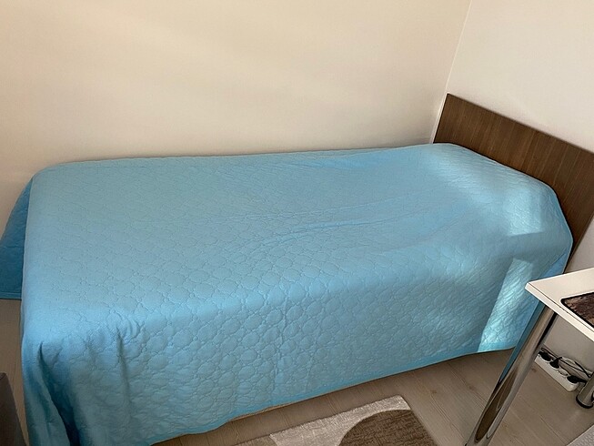 Diğer Mavi Yatak Örtüsü