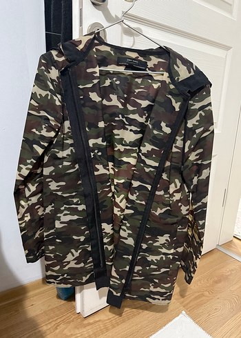 Zara kadın Kamuflaj Desenli Kapüşonlu Yağmurluk - Görsel 3