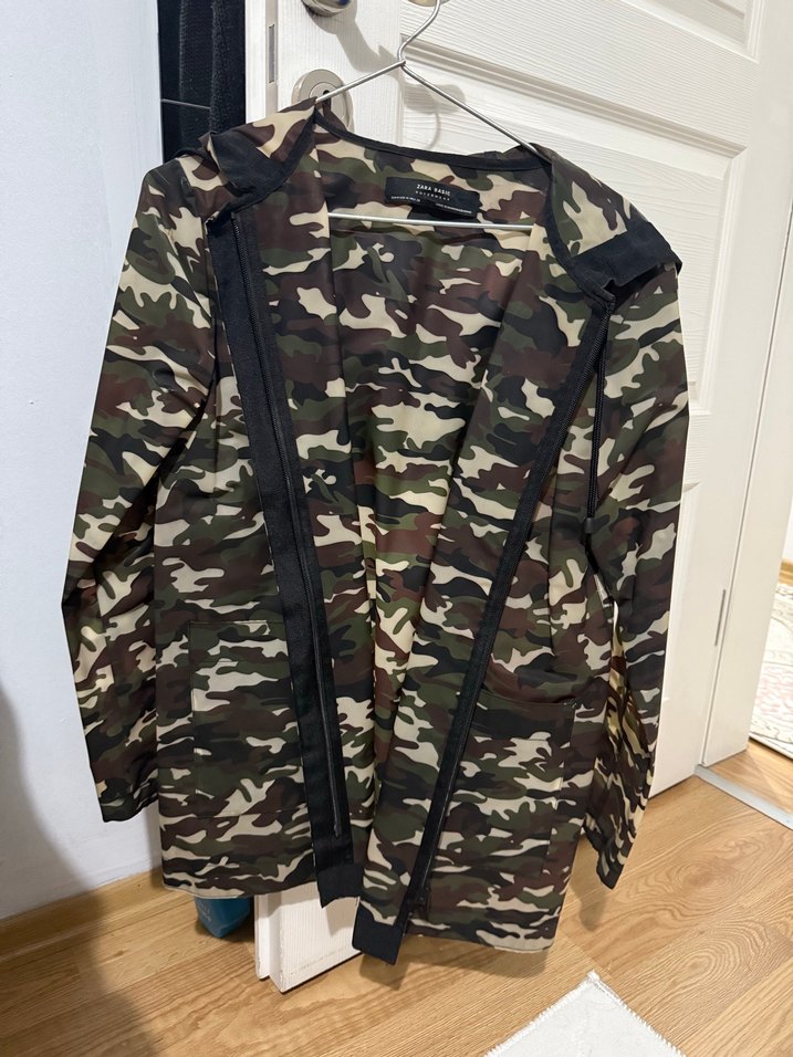 Zara kadın Kamuflaj Desenli Kapüşonlu Yağmurluk - Görsel 3