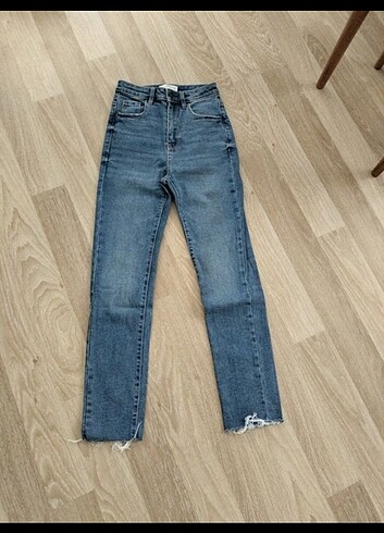 32 Beden mavi Renk Stradivarius jean