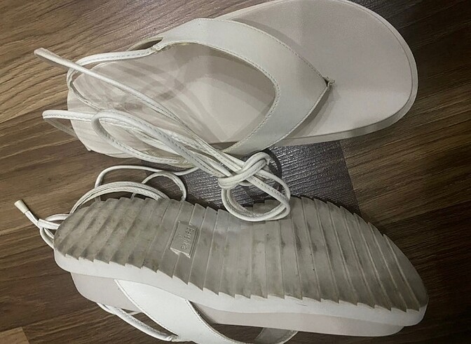 37 Beden beyaz Renk Bershka parmak arası sandalet