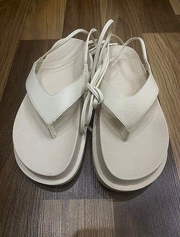 37 Beden Bershka parmak arası sandalet