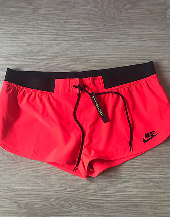 Nike kırmızı şort