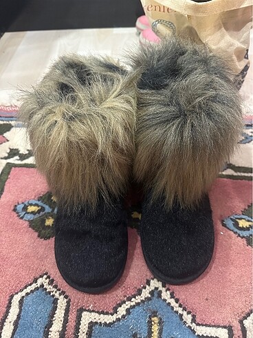 Siyah tüylü ugg