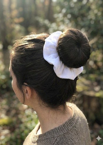 Beyaz Kadife Kumaş Scrunchie - Görsel 3