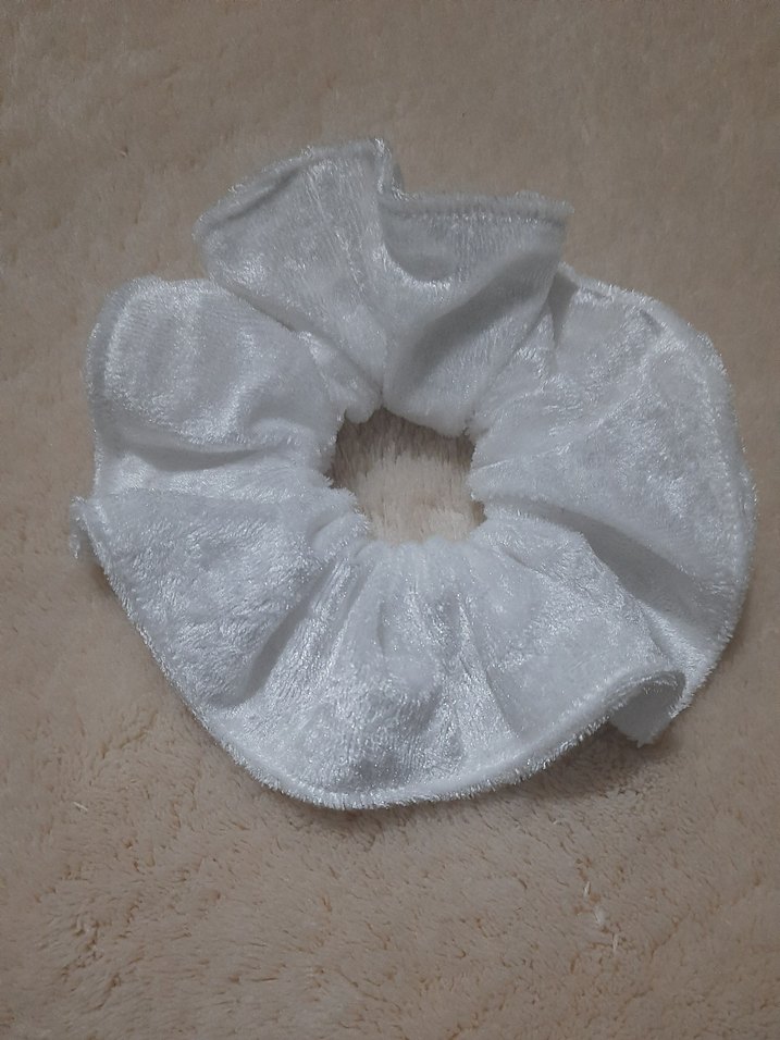 Beyaz Kadife Kumaş Scrunchie - Görsel 2