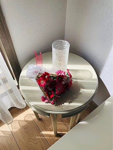 Yapay çiçek buketi ve vazo