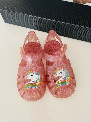 25 Beden pembe Renk 25 numara iki adet ayakkabı biri sadece tatilde bir hafta giyild