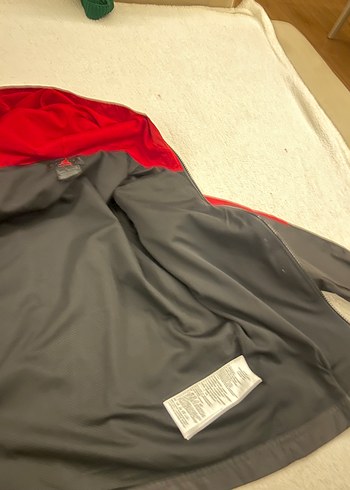 Nike Jordan Siyah Kırmızı Kapüşonlu Erkek Çocuk Mont - Görsel 3