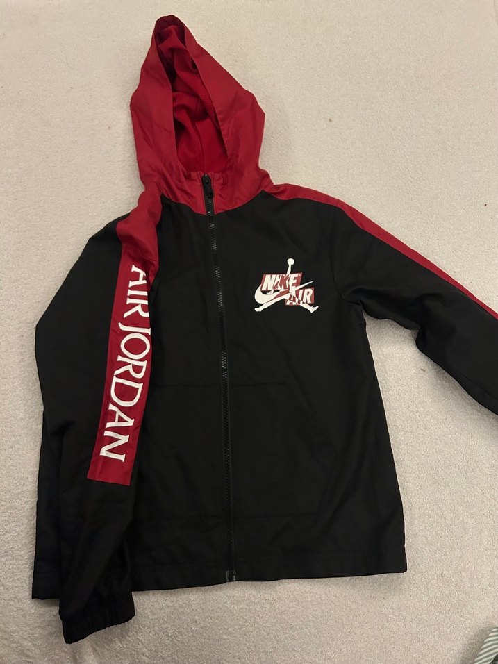 Nike Jordan Siyah Kırmızı Kapüşonlu Erkek Çocuk Mont - Görsel 2