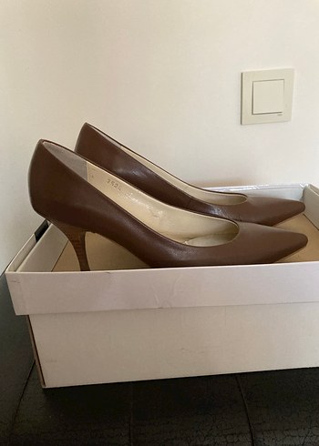 Klasik Bej Deri Stiletto Topuklu Kadın Ayakkabı