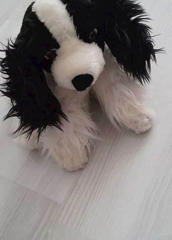 Beyaz siyah peluş oyuncak köpek
