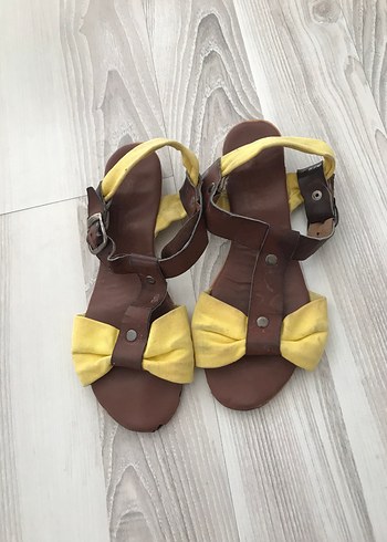 Bershka Sarı Deri Dolgu Topuklu Kadın Sandalet