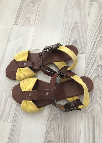 38 Beden Sarı Deri Dolgu Topuklu Kadın Sandalet