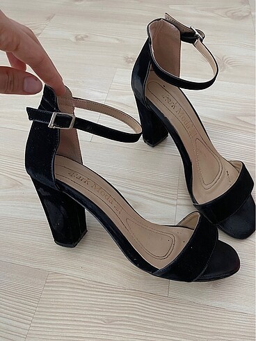 Siyah bantlı topuklu ayakkabı - Görsel 3