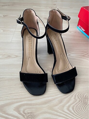 Siyah bantlı topuklu ayakkabı - Görsel 4
