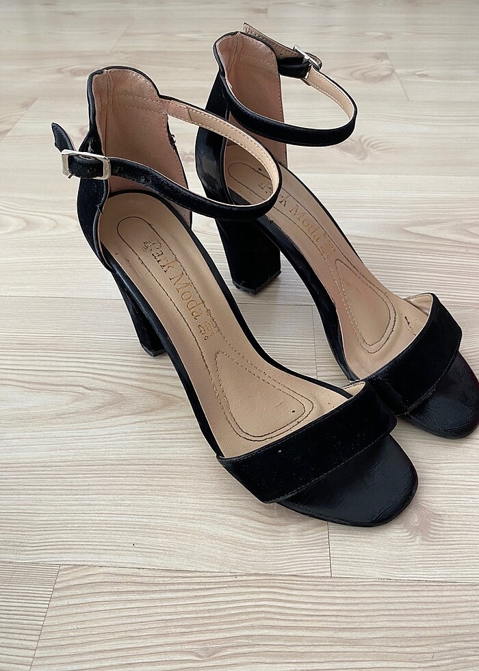 Siyah bantlı topuklu ayakkabı - Görsel 2